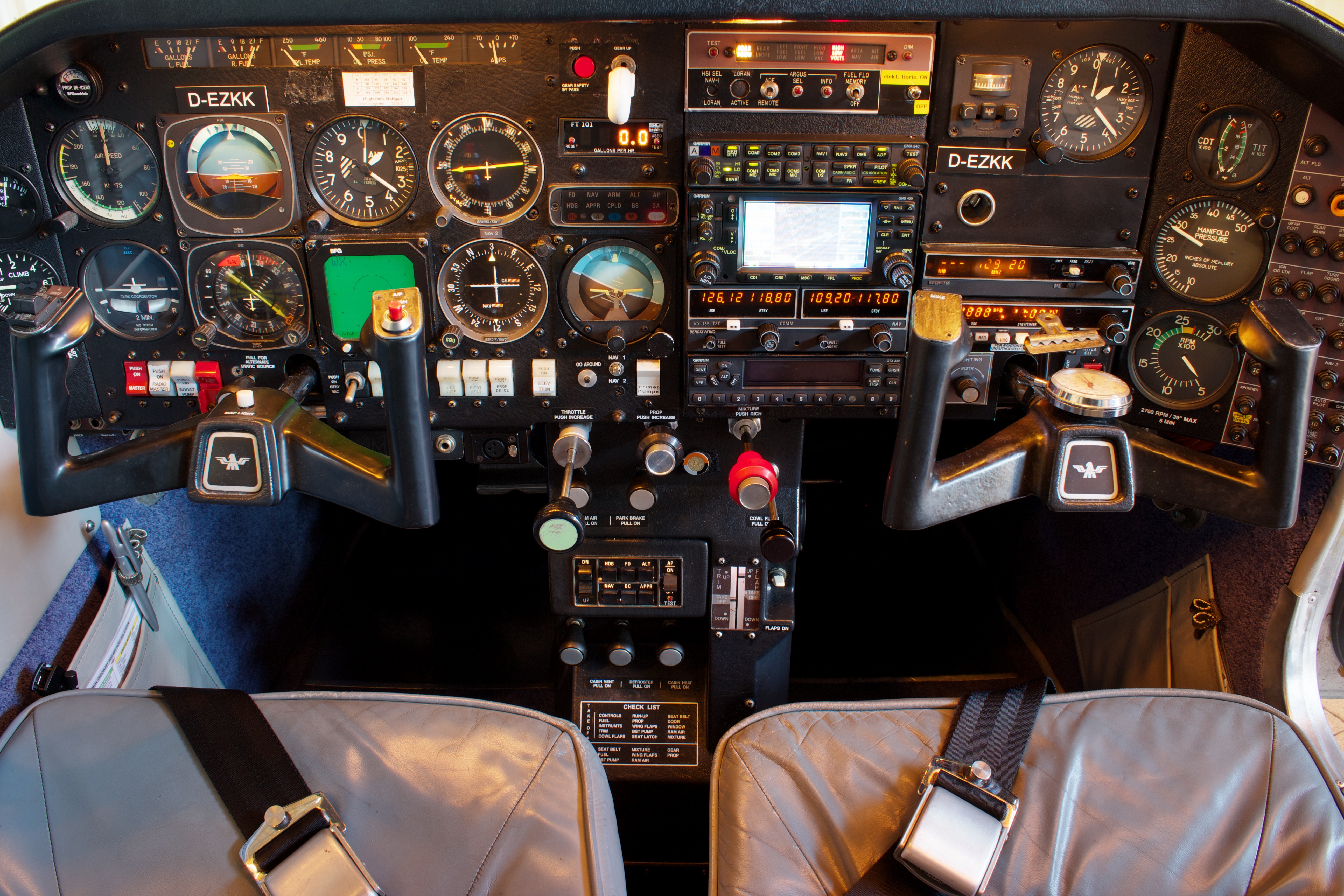 Cockpit Mooney1